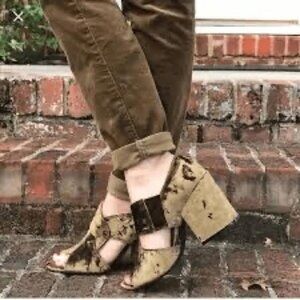 CAbi Crushed Velvet Interlock Heels Green Moss Size 7✨50% Off Bundles 3+